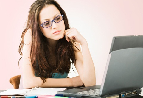 Làm việc khi đang ốm - làm giảm hiệu quả hoạt động của bộ não cũng như làm tổn hại não.