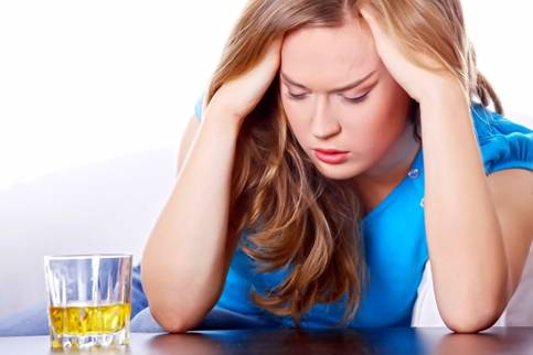 Rượu ảnh hưởng lớn đến não, gây khó khăn trong việc đi lại, làm mờ mắt, nói lắp, gây hiện tượng phản ứng chậm và làm suy giảm bộ nhớ của con người.