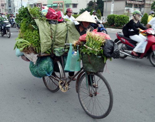 Giữa những đô thị ồn ào, náo nhiệt, mỗi ngày vẫn có nhiều phụ nữ vẫn lam lũ kiếm sống trên đường phố. Họ không hề có ngày 8/3.