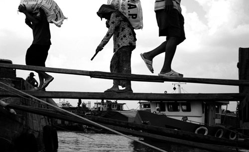 Chông chênh gánh nặng cuộc đời.
