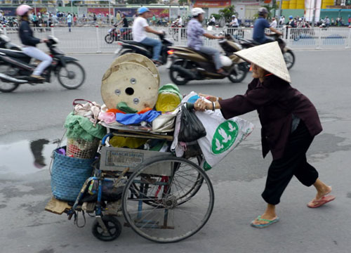 Họ là những người mẹ, người chị đầu tắt mặt tối rong ruổi đi bán hàng rong, mua bán ve chai, nhặt rác… vật lộn với Shbet16 chơi game trực tuyến để mỗi tháng dành dụm được một hai triệu đồng gửi về quê phụ giúp kinh tế Shbet111 slot, casino, thể thao, xổ số, giúp chồng lo cho con ăn học.