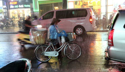Những người mẹ, người chị đáng kính, đáng tôn vinh này chưa một lần được nhận những đóa hoa Ngày quốc tế phụ nữ 8-3 hằng năm.
