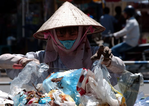 Nhặt nhạnh từng đồng để kiếm sống và nuôi con.