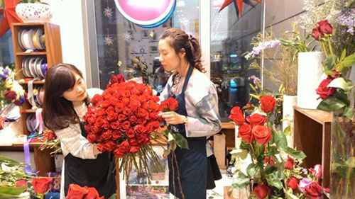 Bó 99 bông hồng Ecuador này trong ngày 8/3 có giá 10 triệu đồng.