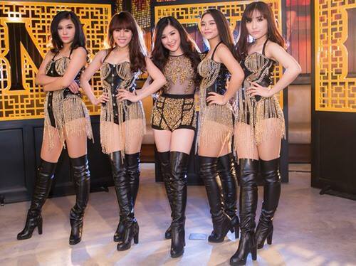 Hương Tràm táo bạo không mặc áo ngực quay MV mới
