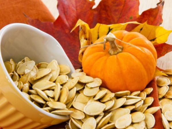 Trong hạt bí đỏ chứa rất giàu chất physterol và những axit béo omega 3, omega 6 là những chất có tác dụng làm giảm lượng cholesterol xấu, ngăn ngừa bệnh tim mạch và huyết áp.
