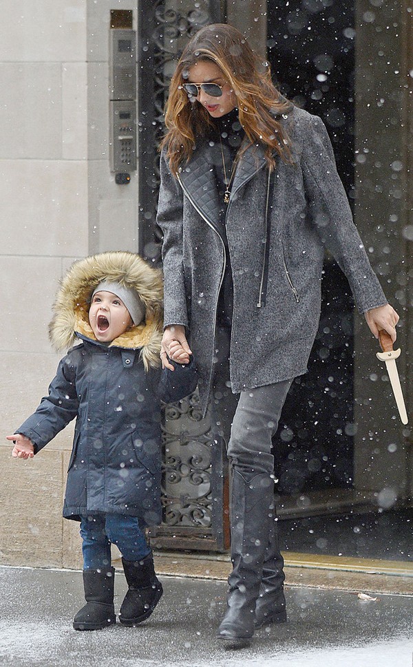 Flynn há miệng thích thú khi được trông thấy tuyết rơi ở New York.