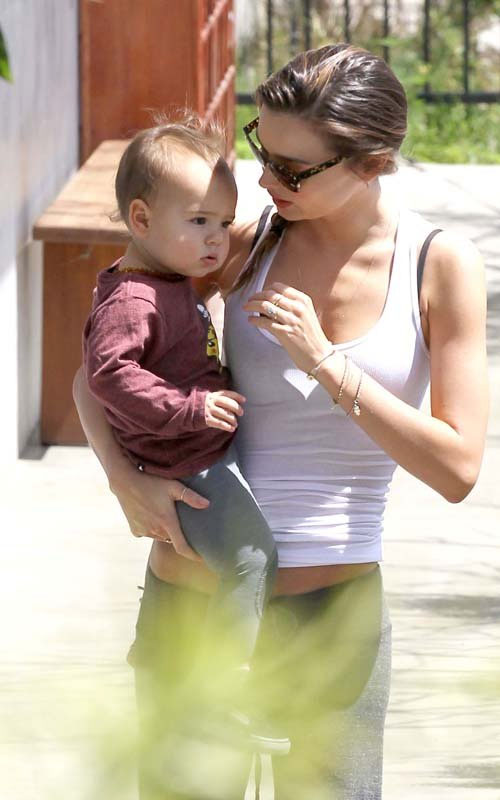 Hình ảnh ngọt ngào của mẹ con Miranda Kerr.