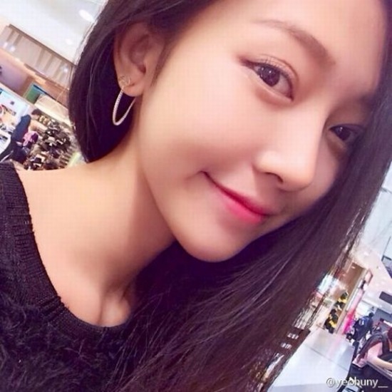 “Xinh quá!”, “Ánh mắt biết nói”, “Mũi nhỏ, miệng xinh, mặt thon gọn, bạn mang những nét của một hot girl”, “Ước gì mình được như cô ấy”,… là những lời khen ngợi dành cho cô gái này trên mạng xã hội Weibo của Trung Quốc.