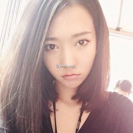 Với gương mặt xinh xắn, nước da trắng trẻo, mịn màng, nét hao hao giống nữ ca sĩ Trương Lương Dĩnh, nữ sinh gốc Việt này đang nhận được sự quan tâm chia sẻ rộng rãi trên cộng đồng mạng xã hội Trung Quốc.