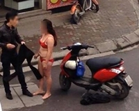 Hà Nội: Cô gái cãi nhau với bạn trai lột đồ ngay giữa phố
