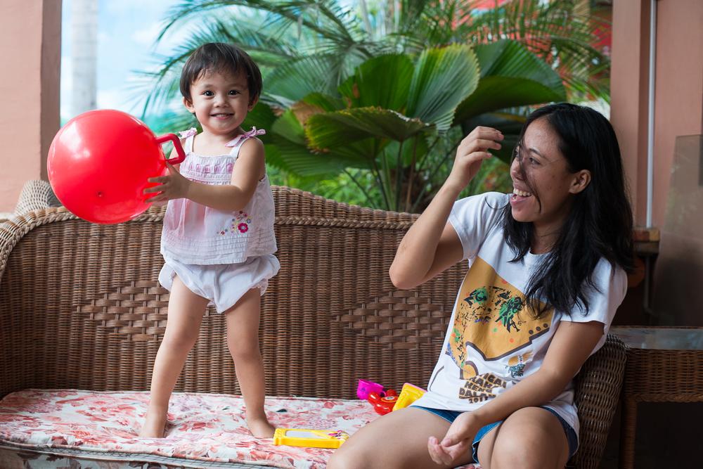 Azumiu, 2 tuổi chơi đùa cùng mẹ Angelica, 25 tuổi. Họ đang sống trong khu nhà do Renew, tổ chức từ thiện chuyên giúp đỡ phụ nữ giải nghệ khỏi ngành công nghiệp tình dục, giúp đỡ. Angelica cho biết bố của Azumiu là Ralf, 50 tuổi, một người đàn ông quốc tịch Đức. Ralf là chủ một quán bar trên phố Fields Avenue. Ông này phủ nhận Azumiu là con gái mình và cũng từ chối làm xét nghiệm kiểm tra huyết thống.