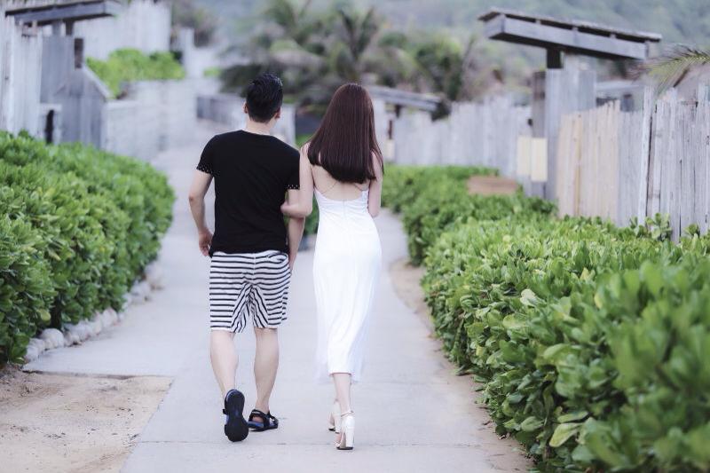 Ngọc Trinh chia sẻ ảnh cô và Khắc Tiệp tính tứ. Nữ hoàng nội y cũng úp mở quan hệ của cô và ông bầu là bạn hay người yêu.