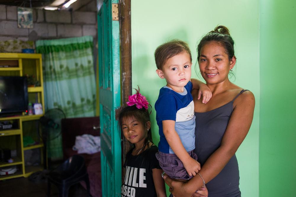 Jennifer, 32 tuổi cùng hai đứa con Fiona, 7 tuổi và Tristan, 5 tuổi, sống trong ngôi nhà ở khu ổ chuột Hardian. Jennifer gặp Jason, cha của Tristan, khi còn làm việc tại quán bar. Người đàn ông Australia này hiện sống ở California Mỹ. Jason về thăm mẹ con Jennifer khi Tristan một tháng tuổi. Thỉnh thoảng, cô nhận được trợ cấp Shbet800 tải ứng dụng của người này để nuôi con.
