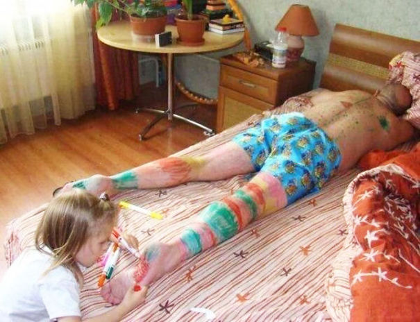Khách hàng đầu tiên của nghệ sĩ xăm trổ nhí.