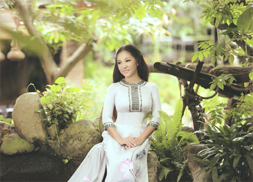 Sau loạt ảnh sốc, Thúy Nga dịu dàng với tà áo dài