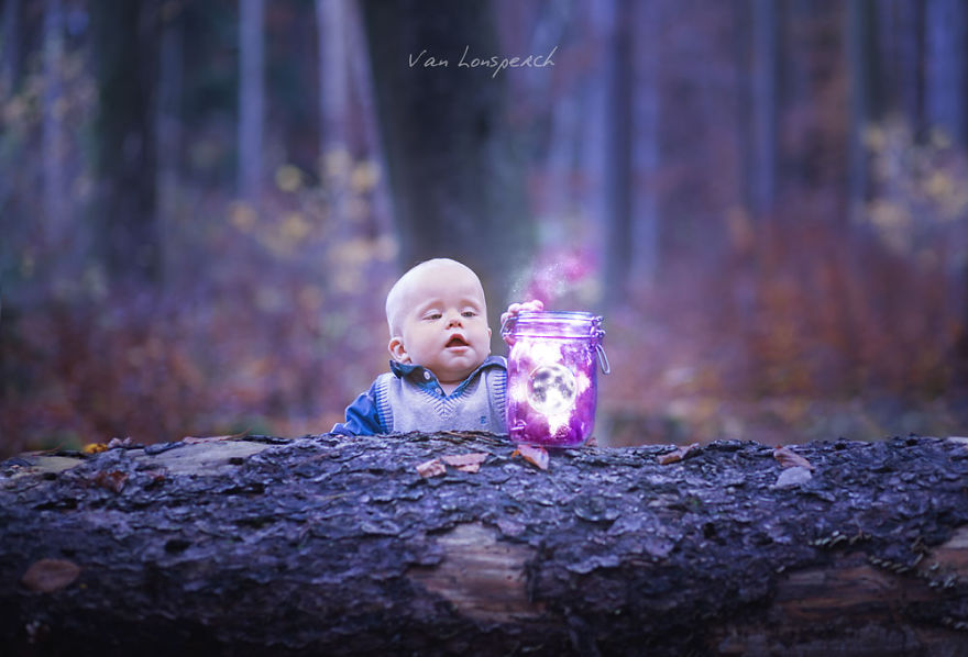 Em bé như lạc vào xứ sở thần tiên.