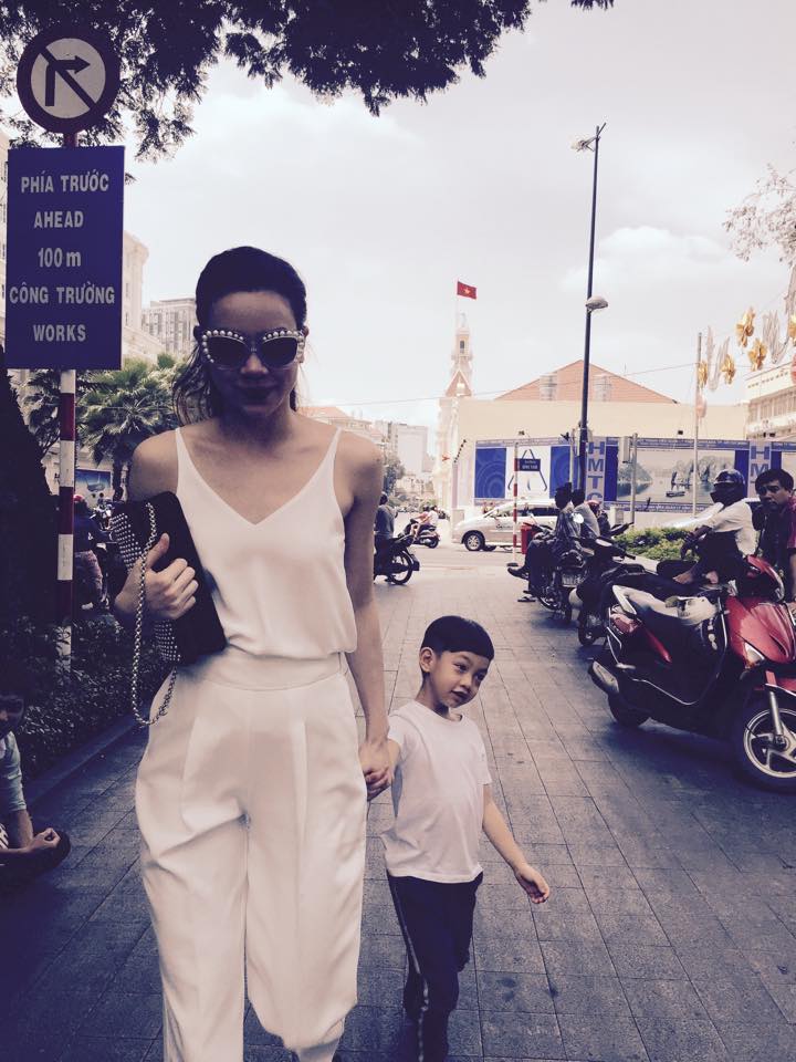 Hai mẹ con tận hưởng những giây phút hạnh phúc sau thời gian bận rộn với công việc.