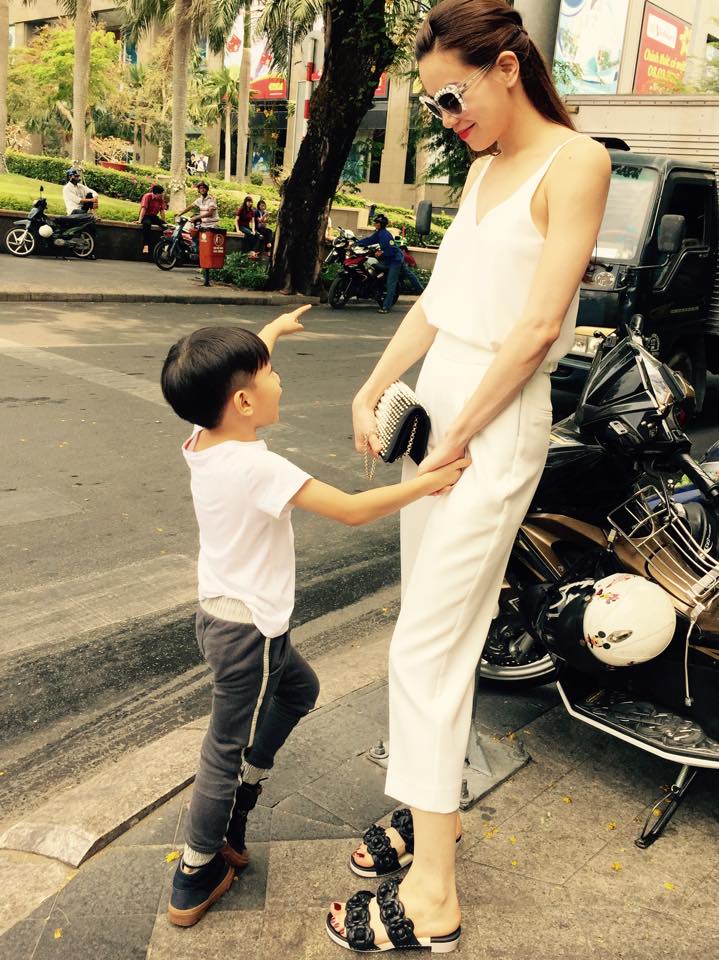 Trong hình, hai mẹ con Hồ Ngọc Hà và Subeo tone sur tone màu trắng trẻ trung.