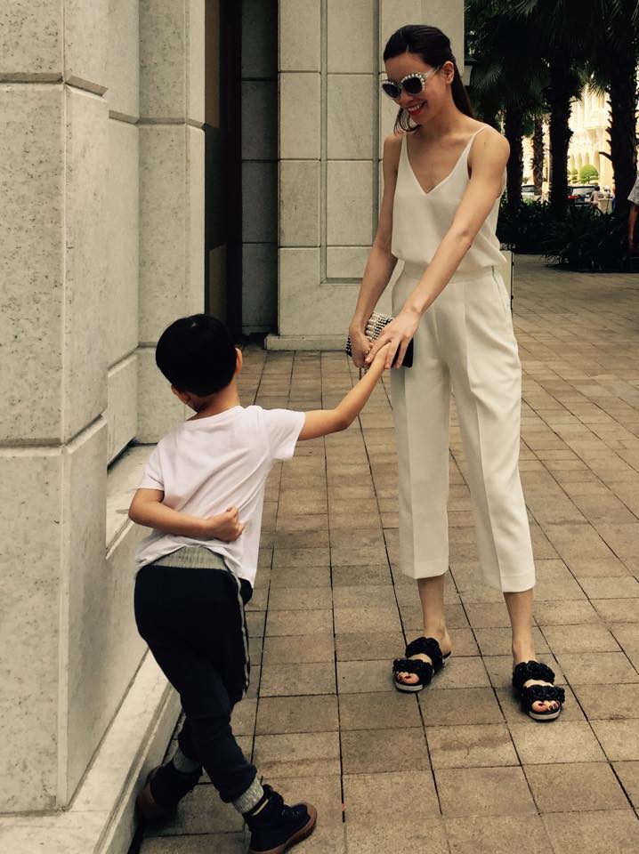 Cậu bé có những biểu cảm, hành động rất hài hước khiến nhiều người thích thú.