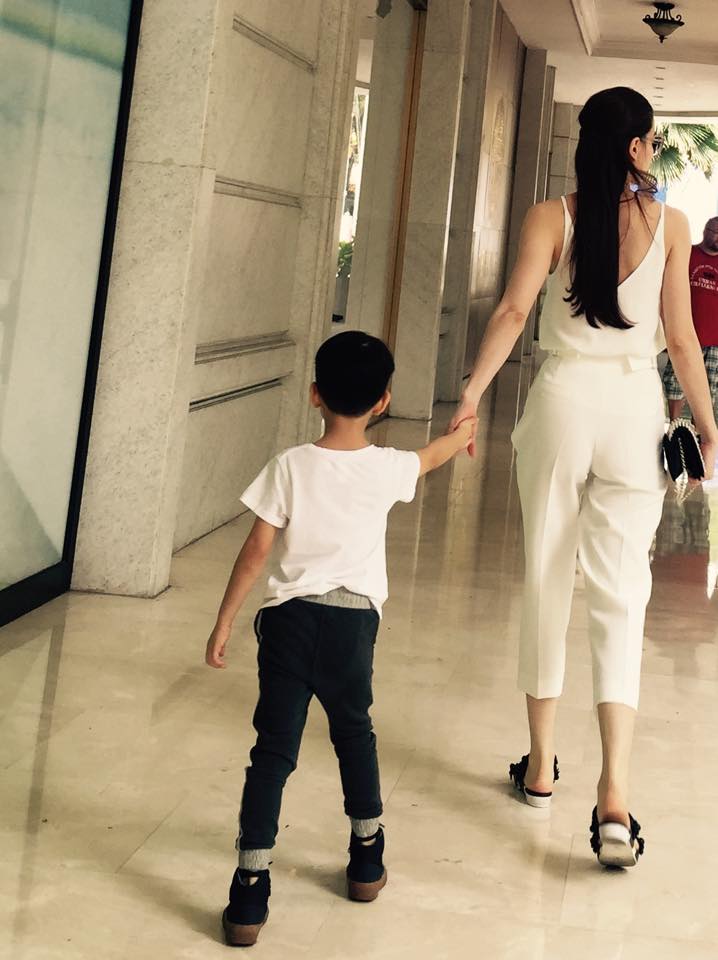 Hai mẹ con nữ ca sỹ dắt tay nhau thật tình cảm.