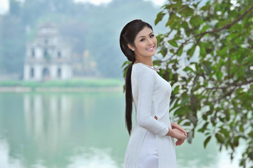Cô thả hồn với áo dài trắng bên hồ Gươm, tháp Rùa.
