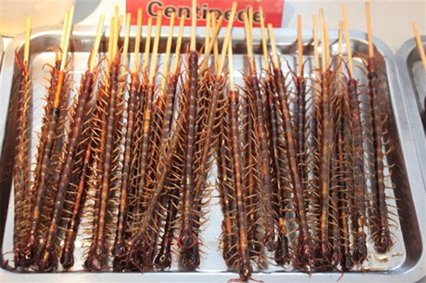 Điểm trừ của rết xiên là bạn có thể gặp rắc rối với những miếng thịt vụn còn xót lại trên răng. Vì vậy nếu muốn thưởng thức món độc lạ này, bạn nên chuẩn bị sẵn chỉ nha khoa.