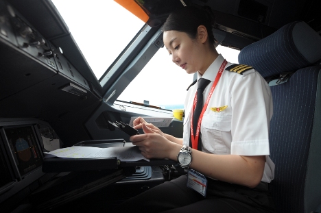Kim từng là thành viên trong đội bay của Qatar Airways trong khoảng thời gian một năm rưỡi.