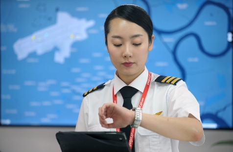 Điều thích thú của Kim là việc kiểm tra tàu bay trước khi cất cánh, đứng trên cabin gặp gỡ và tiếp xúc với nhiều người.