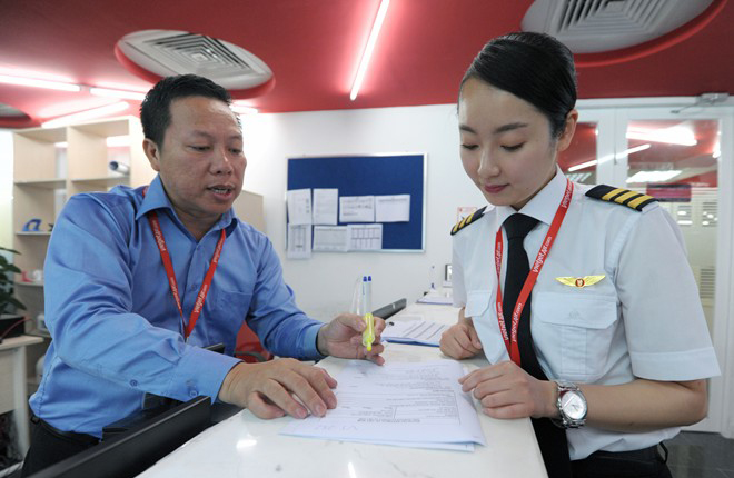 Người đẹp đã ở Việt Nam được gần một năm, quen thuộc với thời tiết, nghi thức, phong tục tập quán, đặc biệt thích phở Việt và hoa quả nhiệt đới. Với nữ cơ phó, đó là những thứ cô yêu thích có thể ăn mãi không chán.