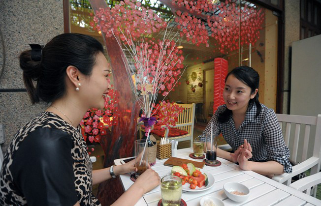 'Những nụ cười ấm áp khiến cho tôi có động lực phấn đấu trong công việc chuyên môn và thêm yêu mảnh đất hình chữ S cũng như con người Việt Nam', nữ phi công Hàn Quốc nói.