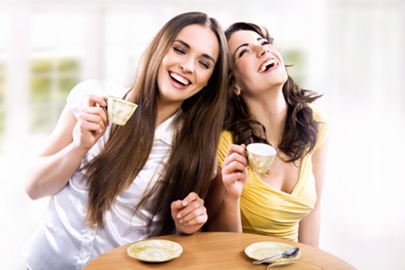 Một nghiên cứu cho thấy rượu vang trắng khiến người thưởng thức có nguy cơ xỉn màu răng vì chất tannin và các axít trong rượu làm thô ráp bề mặt răng, dẫn đến men răng xốp - cho phép răng hấp thụ màu.