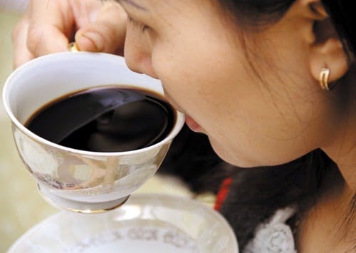 Cà phê cũng có màu tối, dễ làm răng bạn ố vàng. Các phần nhuộm vàng này còn khiến bề mặt răng nhám, xù xì, tạo điều kiện cho các mảng bám dễ dàng xuất hiện.