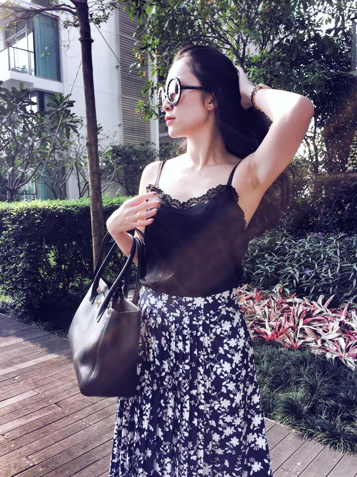 Bà mẹ một con luôn chọn những trong phục gợi cảm vừa phải, nhẹ nhàng và nữ tính.