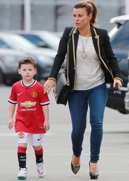 Trước khi trận đấu diễn ra, Kai cùng mẹ, em trai Klay và bà ngoại tới sân Old Trafford cổ vũ bố. Cậu nhóc 5 tuổi mặc sẵn Shbet999 com đăng nhập truyền thống của MU, háo hức tới sân.
