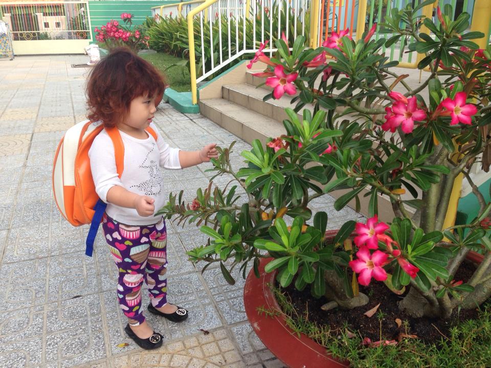 Bé Vi An luôn được mẹ Thu Phượng cho mặc đồ rất phong cách và hợp thời trang.
