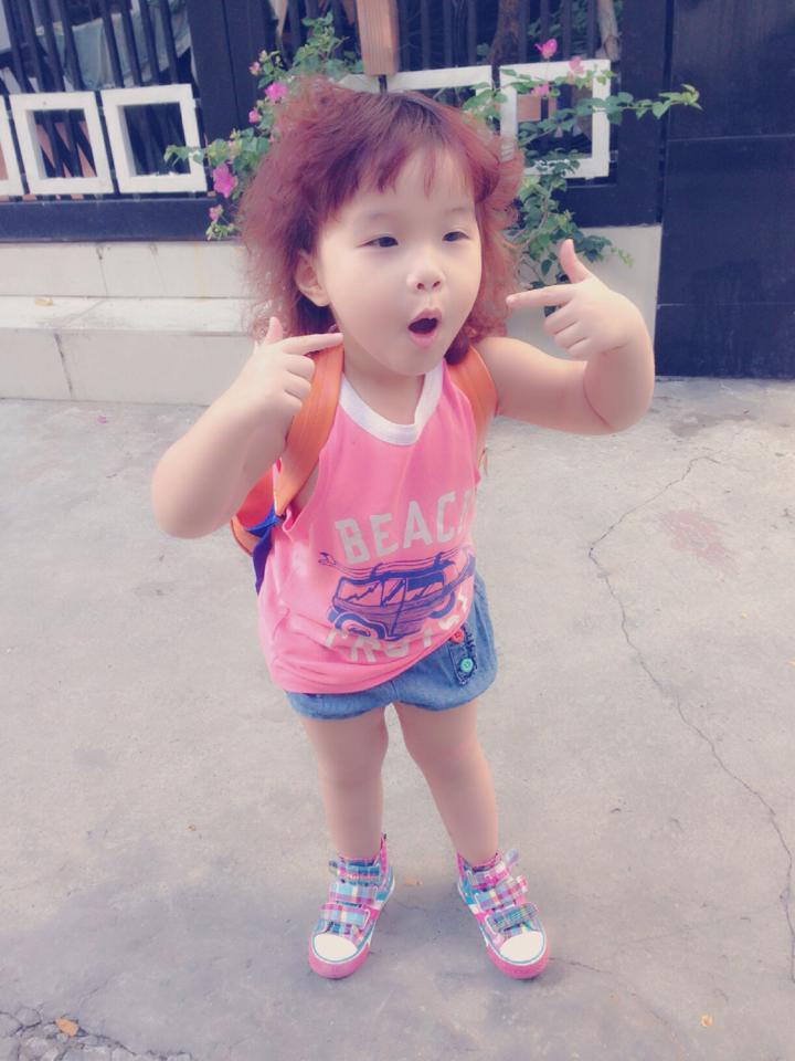 Cô bé vô cùng tinh nghịch và đáng yêu.
