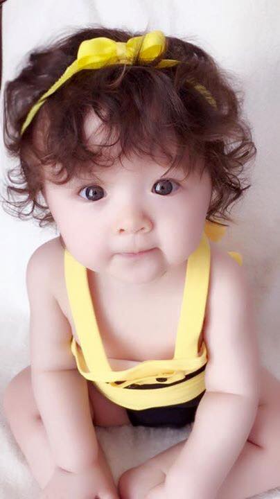 Mái tóc lai Tây của bé Mộc Trà được mẹ trang điểm thêm bằng các phụ kiện thời trang rất bắt mắt.