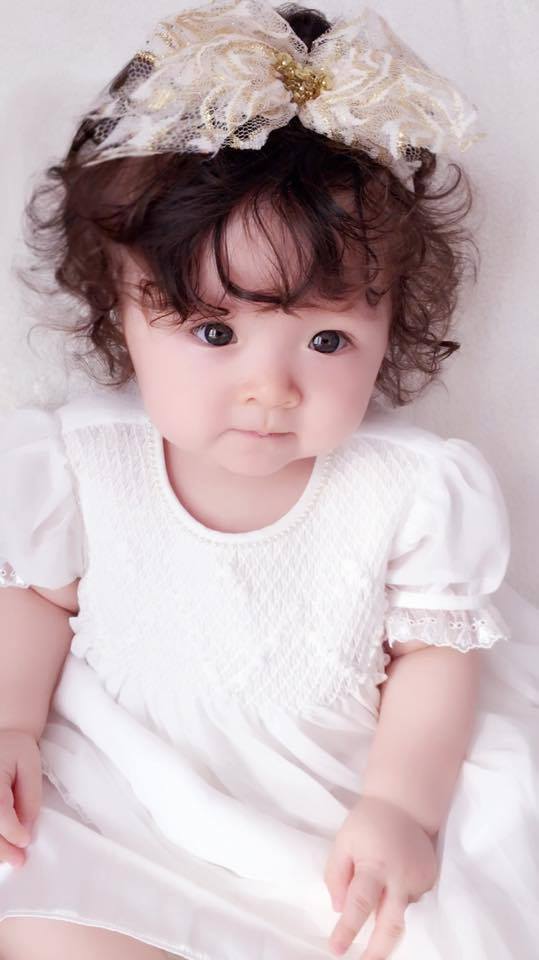Cô bé lai tây được rất nhiều người hâm mộ yêu thích và quan tâm.