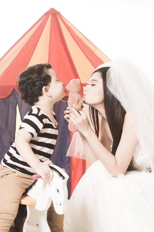 Hai mẹ con tạo dáng rất tình cảm.
