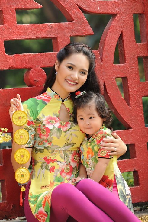 Hai mẹ con mặc áo dài tạo dáng đáng yêu.