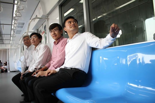Trong các toa sẽ có ghế ngồi bằng nhựa (được gia cường bằng sợi thủy tinh) lắp dọc theo thành xe.