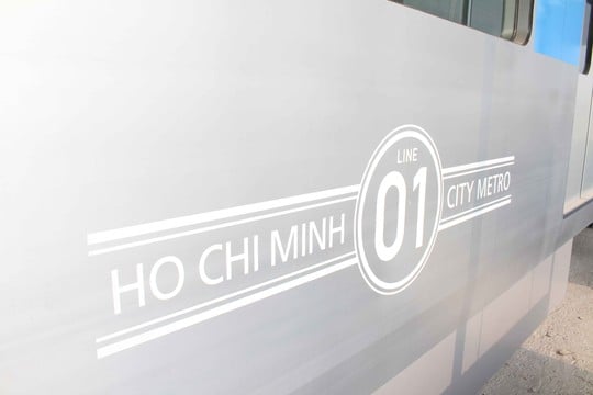 Hai bên thân tàu được vẽ nhiều chi tiết.
