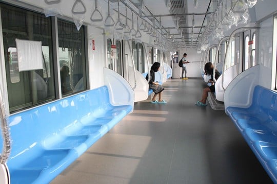 Giữa hai toa tàu có lối thông qua đầu toa nhằm đảm bảo cho khách lưu thông, chiều rộng lối đi là 0,9m và có khả năng chống cháy (có thể cách ly toa tàu bị cháy).
