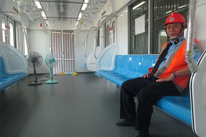 Tàu được vận hành dưới dạng tự động theo công nghệ của Nhật, thiết kế theo tiêu chuẩn quốc tế. Trên tàu không có nhân viên phục vụ. Phí lên tàu được thu ngay từ cửa kiểm soát của nhà ga.