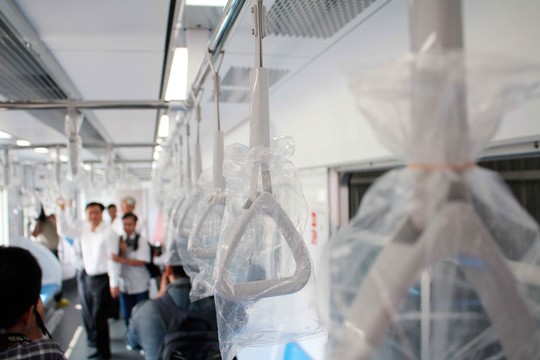 Thiết kế bên trong đầu tàu metro tuyến số khá thoáng, mỗi toa có thể chứa được 300 khách.