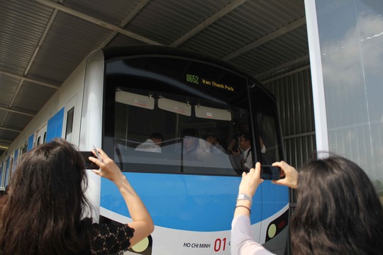 Giai đoạn 1 từ năm 2020, đoàn tàu sẽ chạy 3 toa xe, với tổng chiều dài 61,5 m. Đoàn tàu có năng lực chuyện chở 930 hành khách với mật độ 8 hành khách đứng/m2.