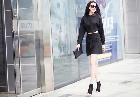 Trà Ngọc Hằng mix gam màu đen điệu nghệ