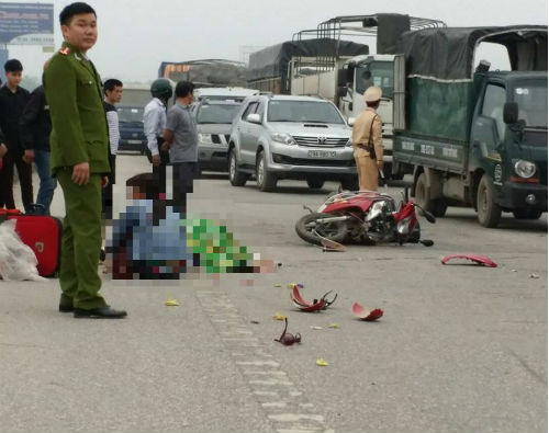 Người phụ nữ khóc ngất bên thi thể người thân trên Quốc lộ