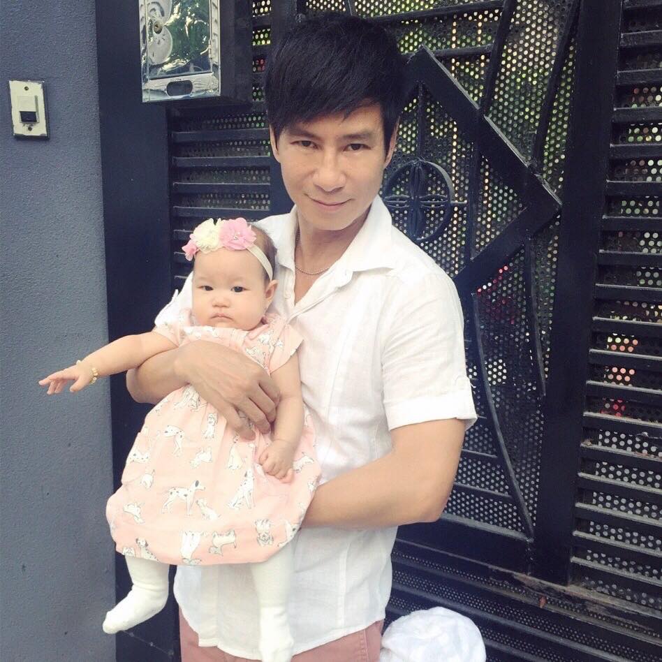 Lý Hải băn khoăn con gái thứ ba giống ba hay giống mẹ và con gái thứ hai nhiều hơn: 'Sao các cô chú ít nói sunny giống ba hay giống mẹ mà toàn nói ny giống chị ba Ry'.